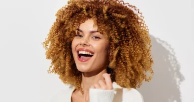 Mulher com cabelo encaracolado.