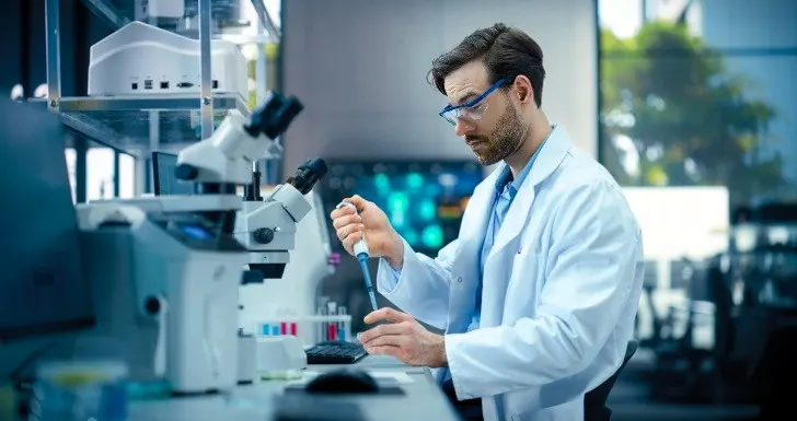 Cientista a explorar os poderes do louro 1
