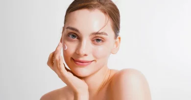 Mulher a por creme na cara.