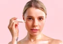 Mulher com creme nas olheiras.