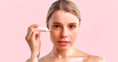 Mulher com creme nas olheiras.