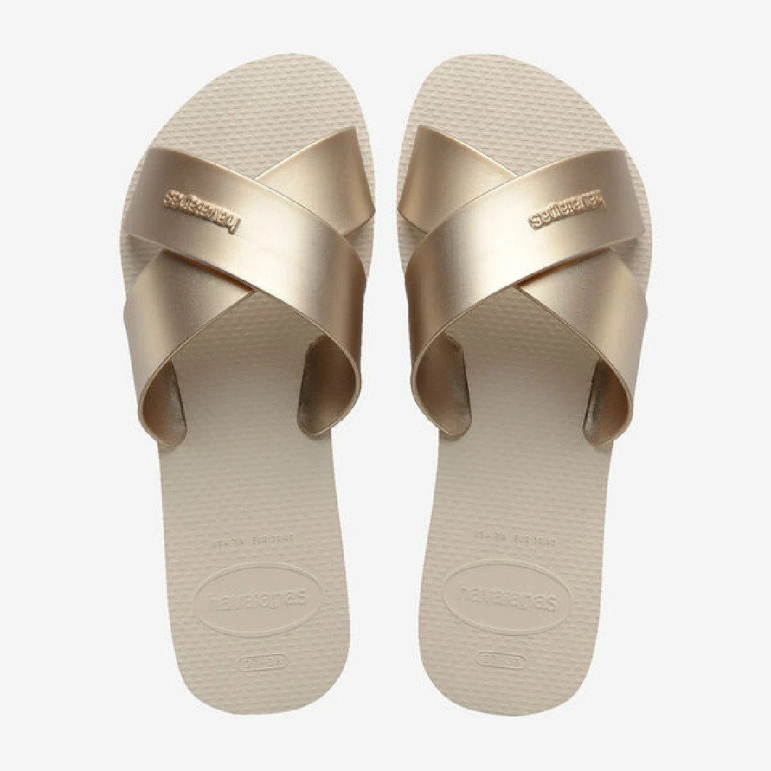 Sandálias douradas Havaianas.
