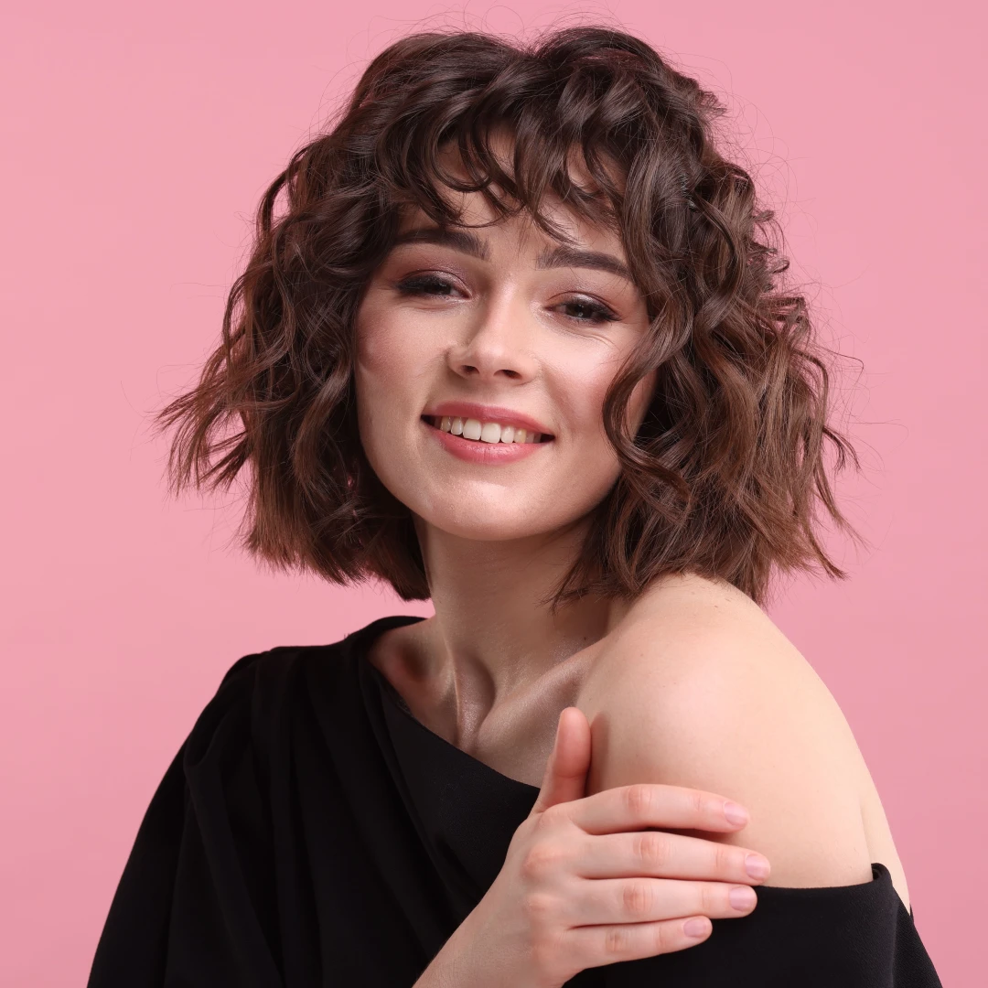 Cabelo curto com franja.