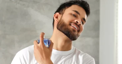 Homem a por perfume.