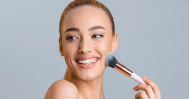 Mulher a maquilhar-se.