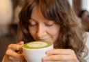 Mulher a beber matcha.