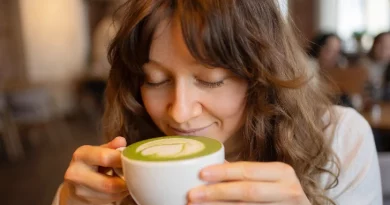 Mulher a beber matcha.