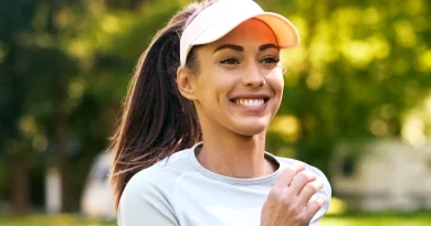 Mulher a fazer uma caminhada.