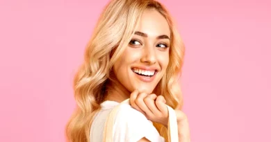 Mulher com mala a sorrir.