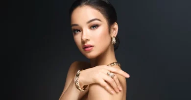 Mulher a usar acessórios.