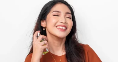 Mulher a por perfume.