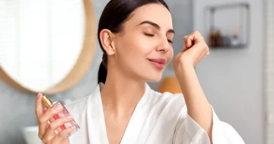 Mulher a por perfume.