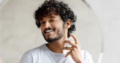 Homem a por perfume.