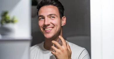 Homem a usar perfume.