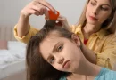 Mãe a tirar os piolhos à filha.