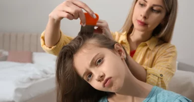 Mãe a tirar os piolhos à filha.