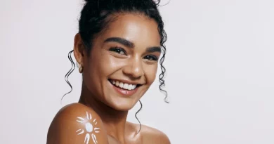 Mulher com protetor solar.