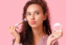 Mulher a maquilhar-se e descontos na Perfumes e Companhia.
