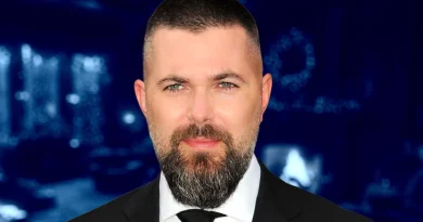 Robert Eggers (Nosferatu) encontra novo projeto no clássico de Charles Dickens