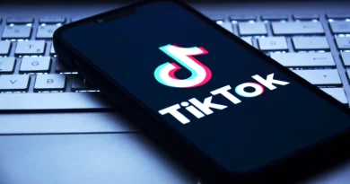 Tiktok no telemóvel.