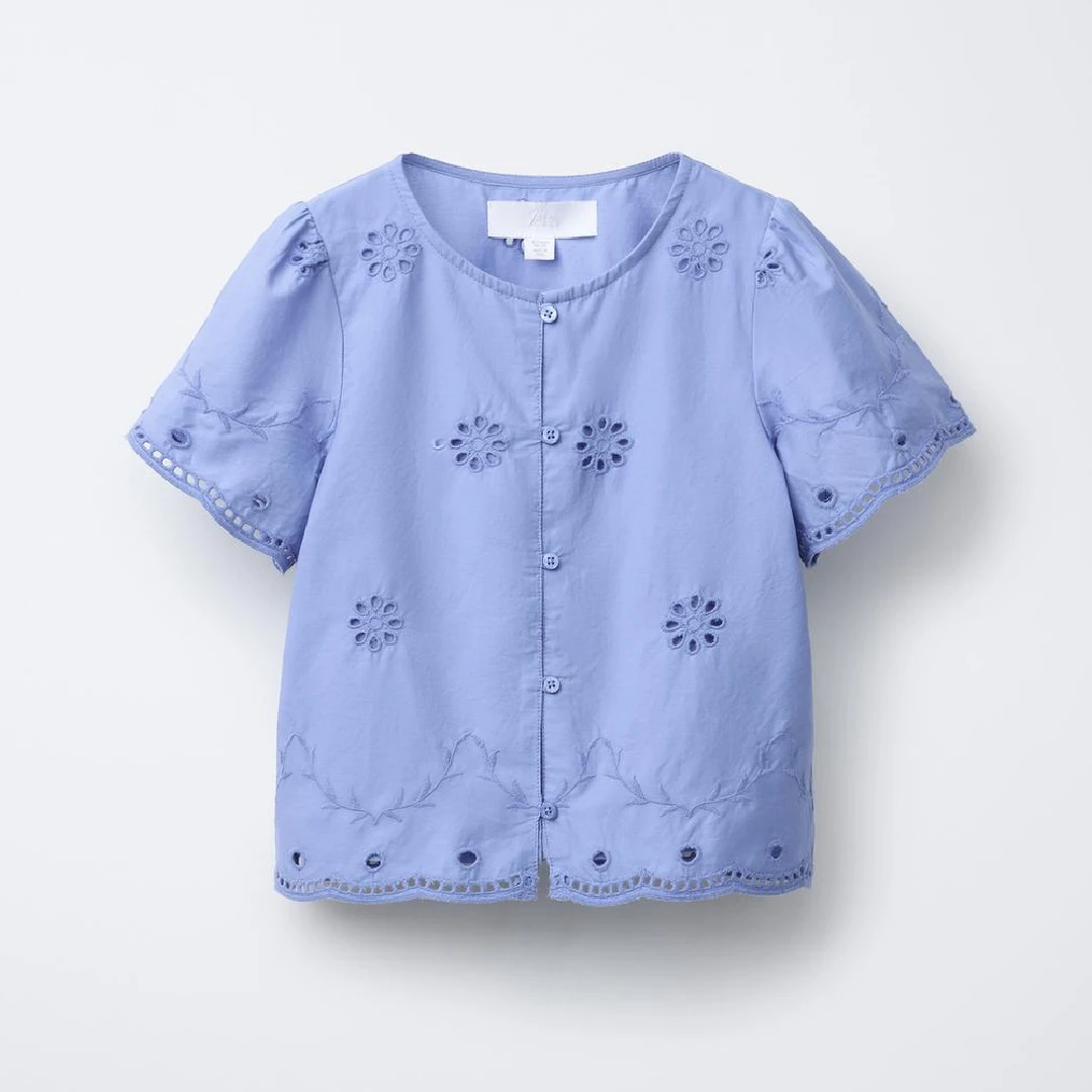 Blusa azul com bordados boho.