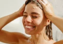 Mulher a usar amaciador no cabelo.