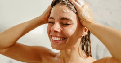 Mulher a usar amaciador no cabelo.