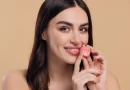 Mulher com batom do cieiro para os lábios.