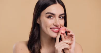 Mulher com batom do cieiro para os lábios.