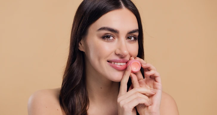 Mulher com batom do cieiro para os lábios.