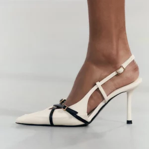 Sapatos brancos e pretos.