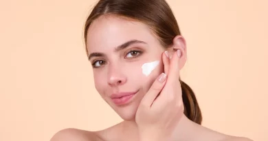 Mulher a usar creme.