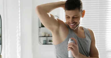 Homem com desodorizante.