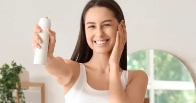 Mulher a usar desodorizante.