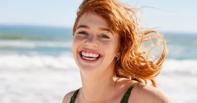 Mulher com almofada de praia.