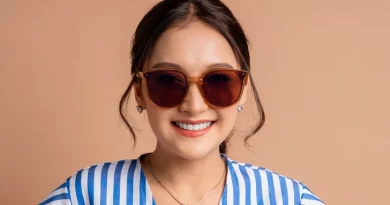 Mulher de óculos de sol.