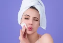 Mulher a usar produtos na pele.