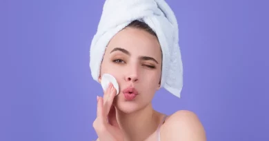 Mulher a usar produtos na pele.