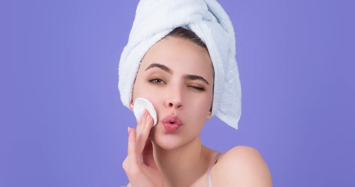Mulher a usar produtos na pele.