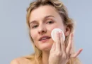 Mulher a usar produtos na pele.