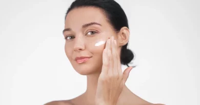 Mulher com creme na pele.