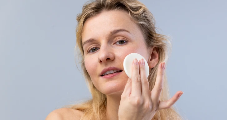 Mulher a usar produtos na pele.