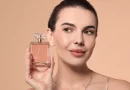 Mulher com perfume.