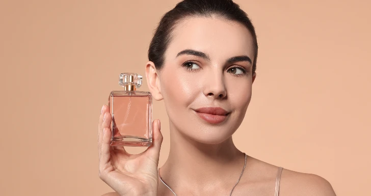 Mulher com perfume.