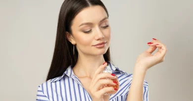 Mulher a por perfume.