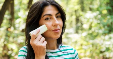 Mulher a por protetor solar.