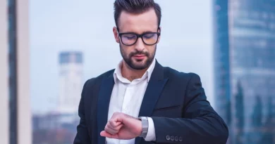 Homem a usar relógio.