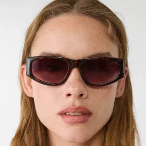Óculos de sol Stradivarius.