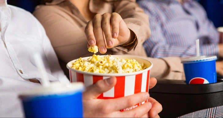 A origem das pipocas no cinema, como se tornou no snack predileto
