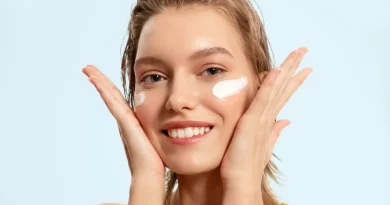 Mulher a usar creme.